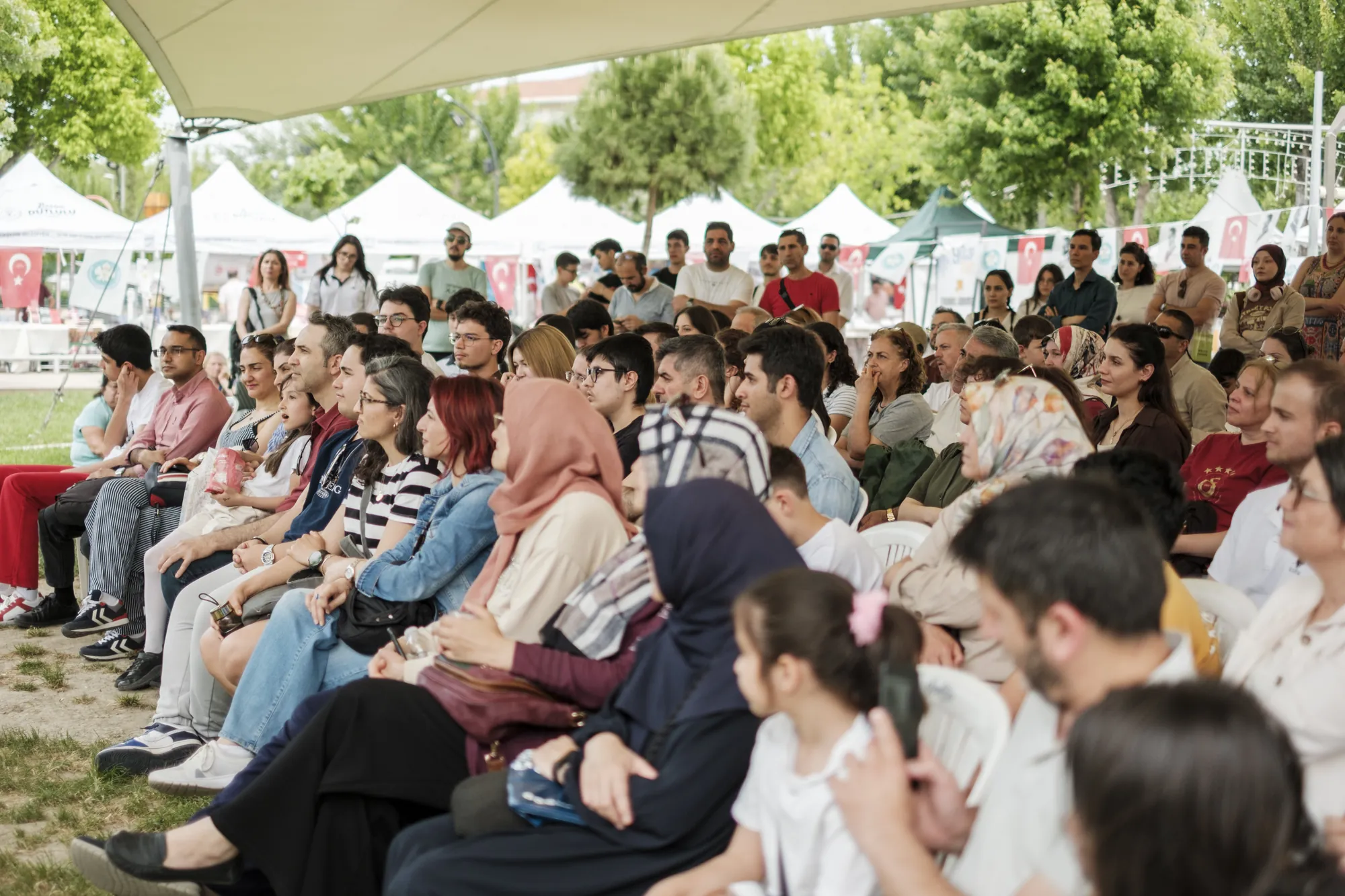 Bir söyleşiyi dinleyen izleyicilerin yüzleri