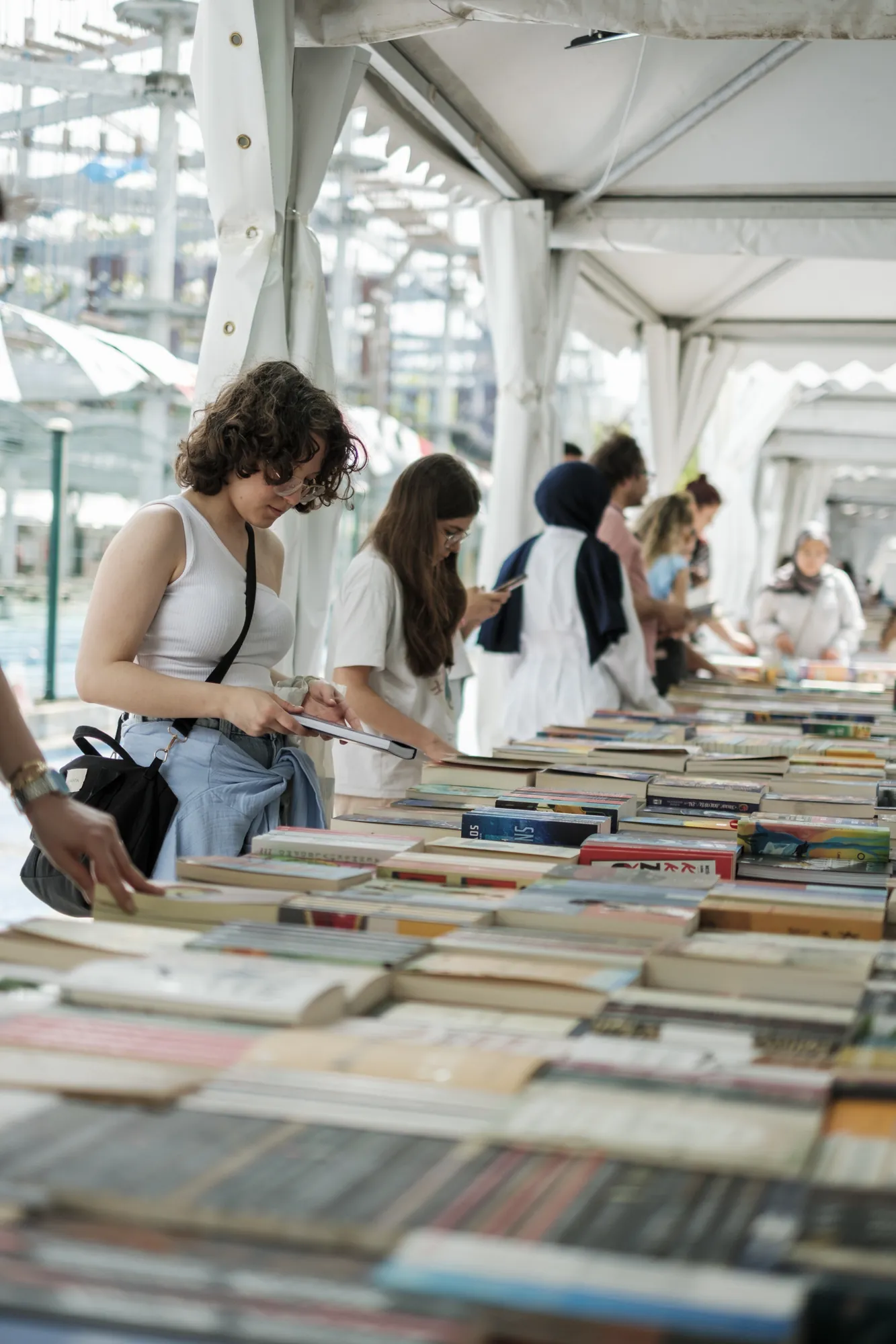 Çadırların altında uzayan uzun kitap masaları